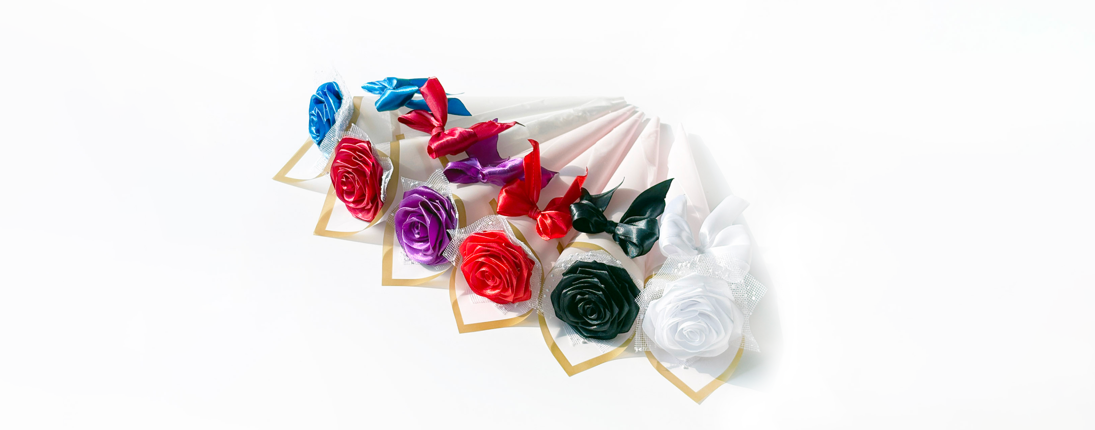 Satenaste vrtnice, v vseh barvah, ovite v korejski papir, na beli podlagi