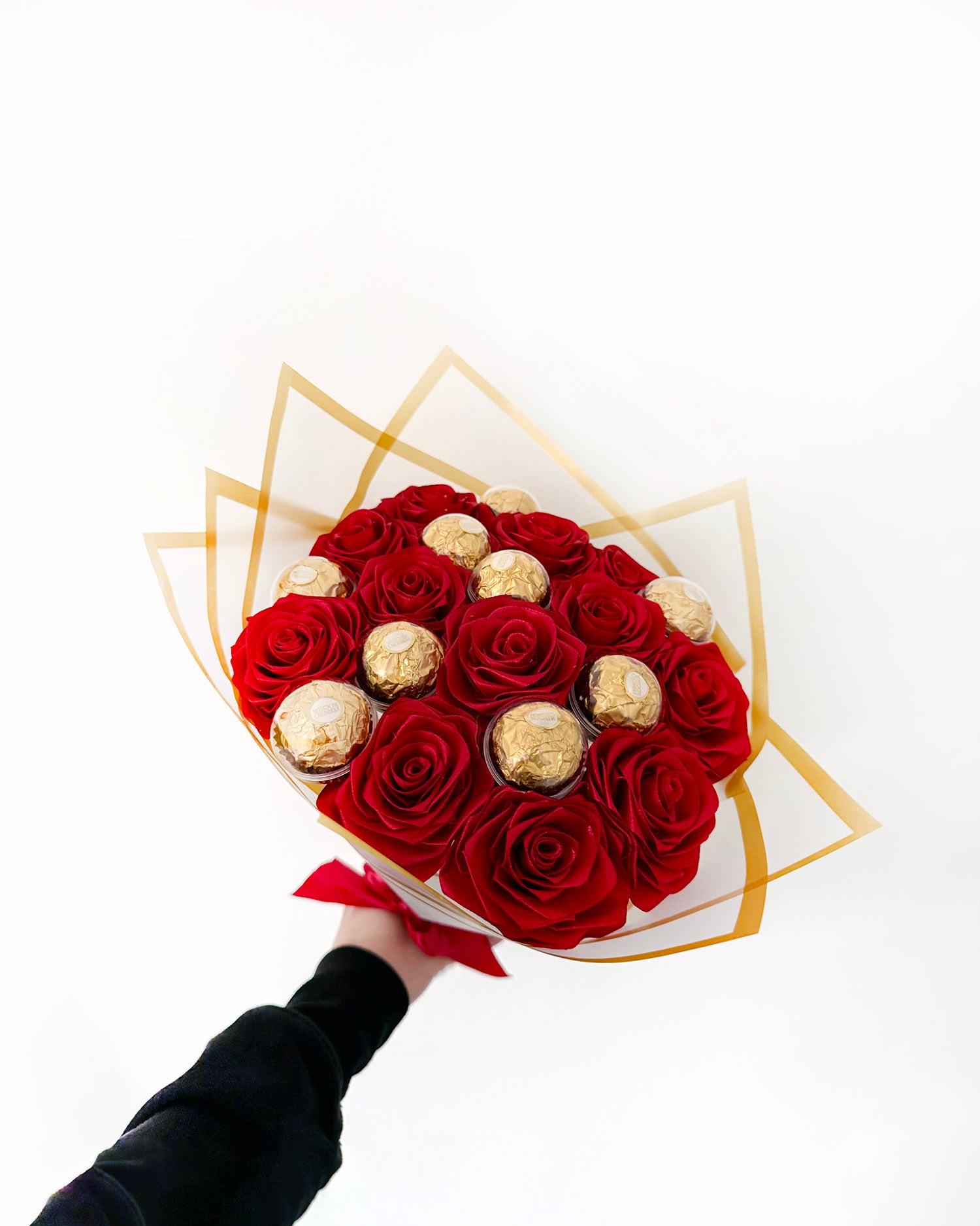 Šopek vrtnic, v brodo rdeči barvi, s ferrero rocherjem, v belem ovijalnem papirju
