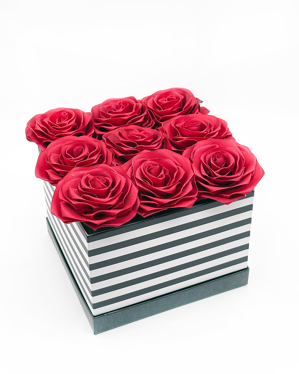Flower box z vrtnicimi, bordo rdeče barve v škatli
