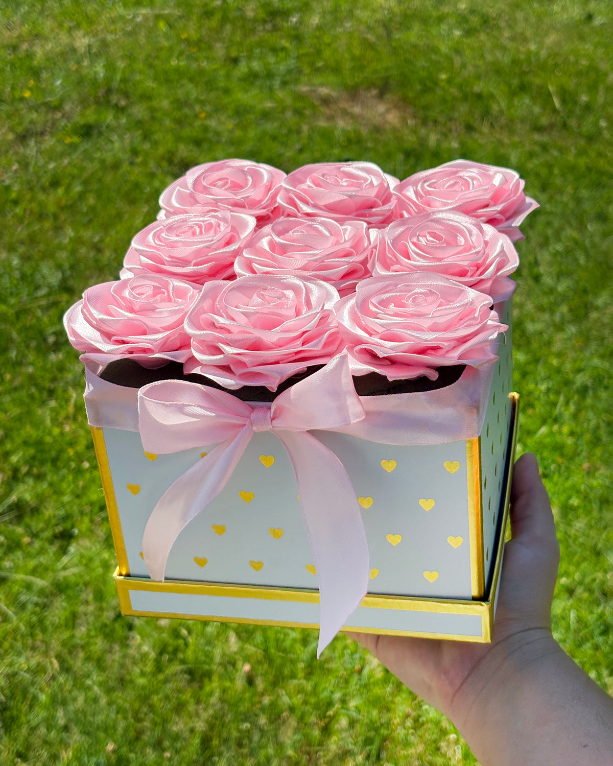 Flower box v svetlo roza barvi , v beli škatli z zlatimi srčki