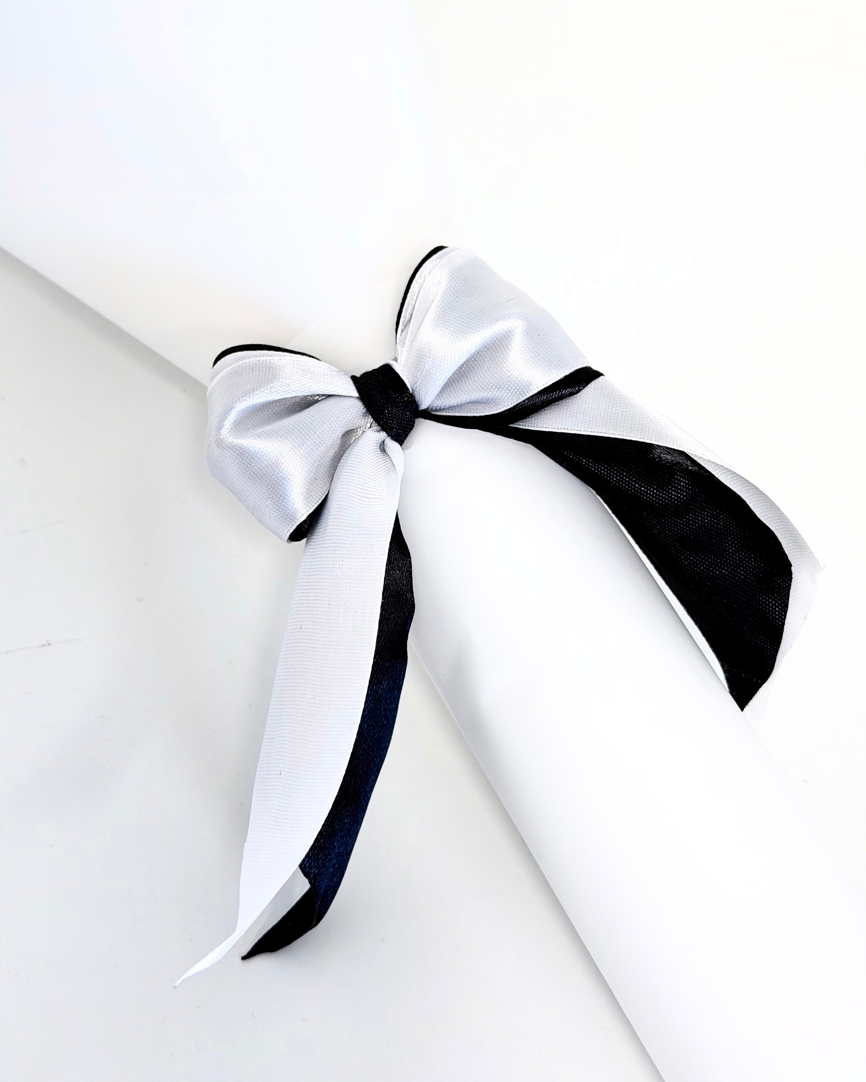 Črno bela pentlja na šopku, slikana od zgoraj
