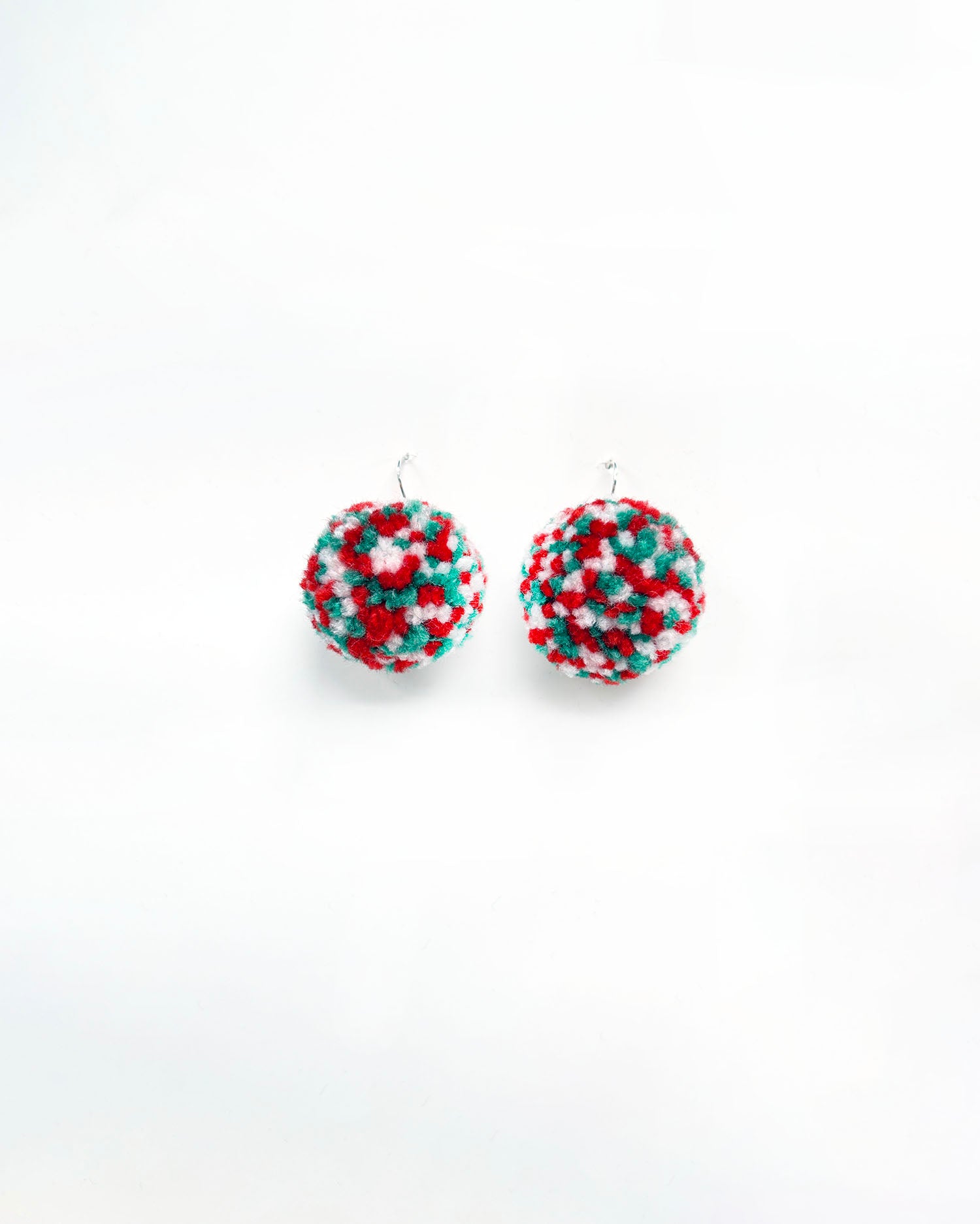 Pom pom rdeča, bela,zelena, uhan, na beli podlagi