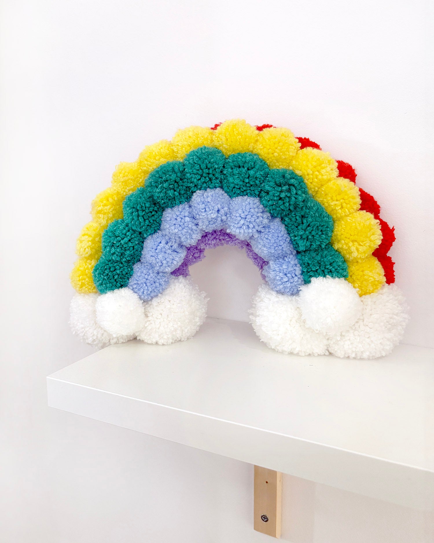 Pom pom mavrica iz cofkov na polici
