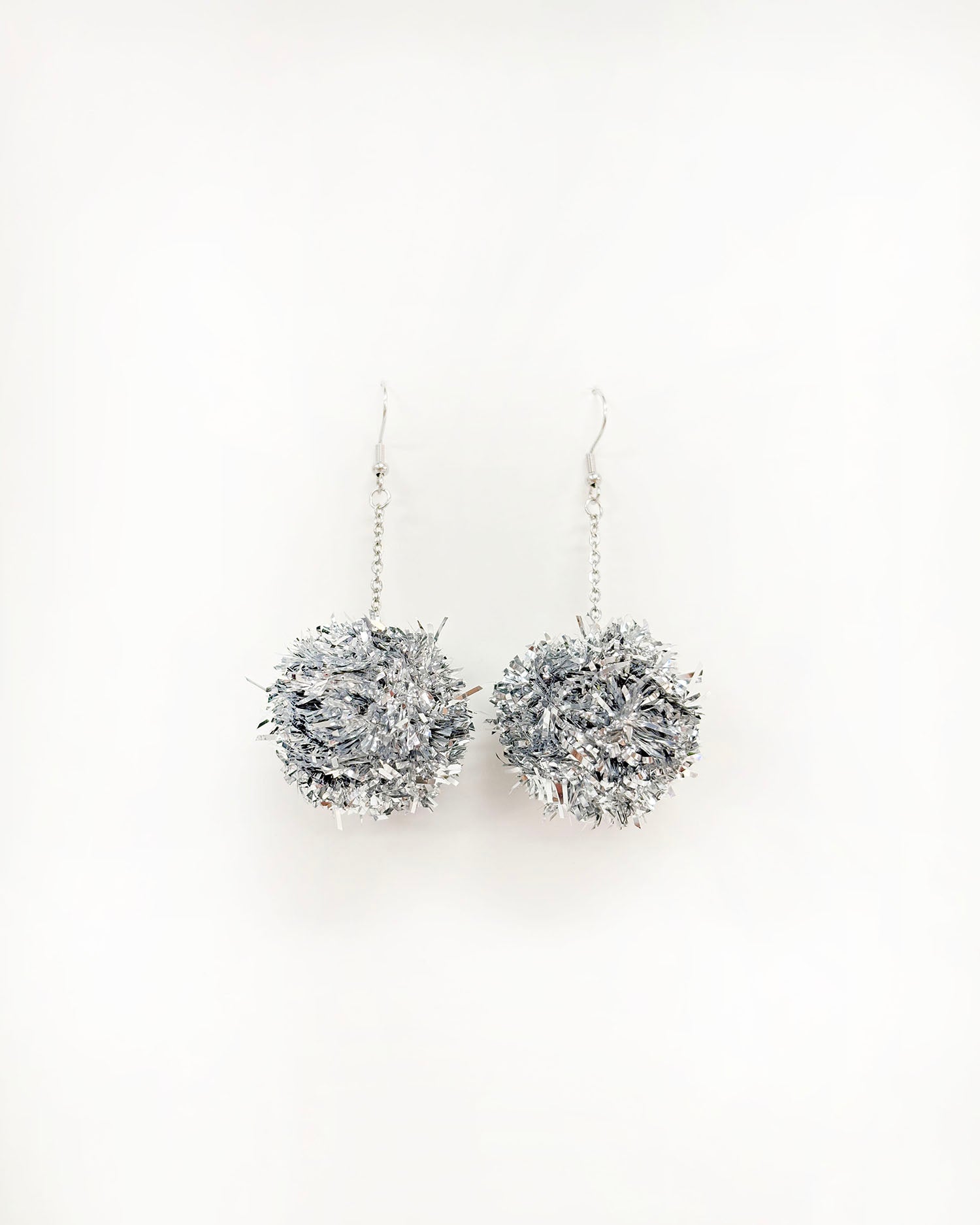 Pom pom uhani iz bleščečih trakov