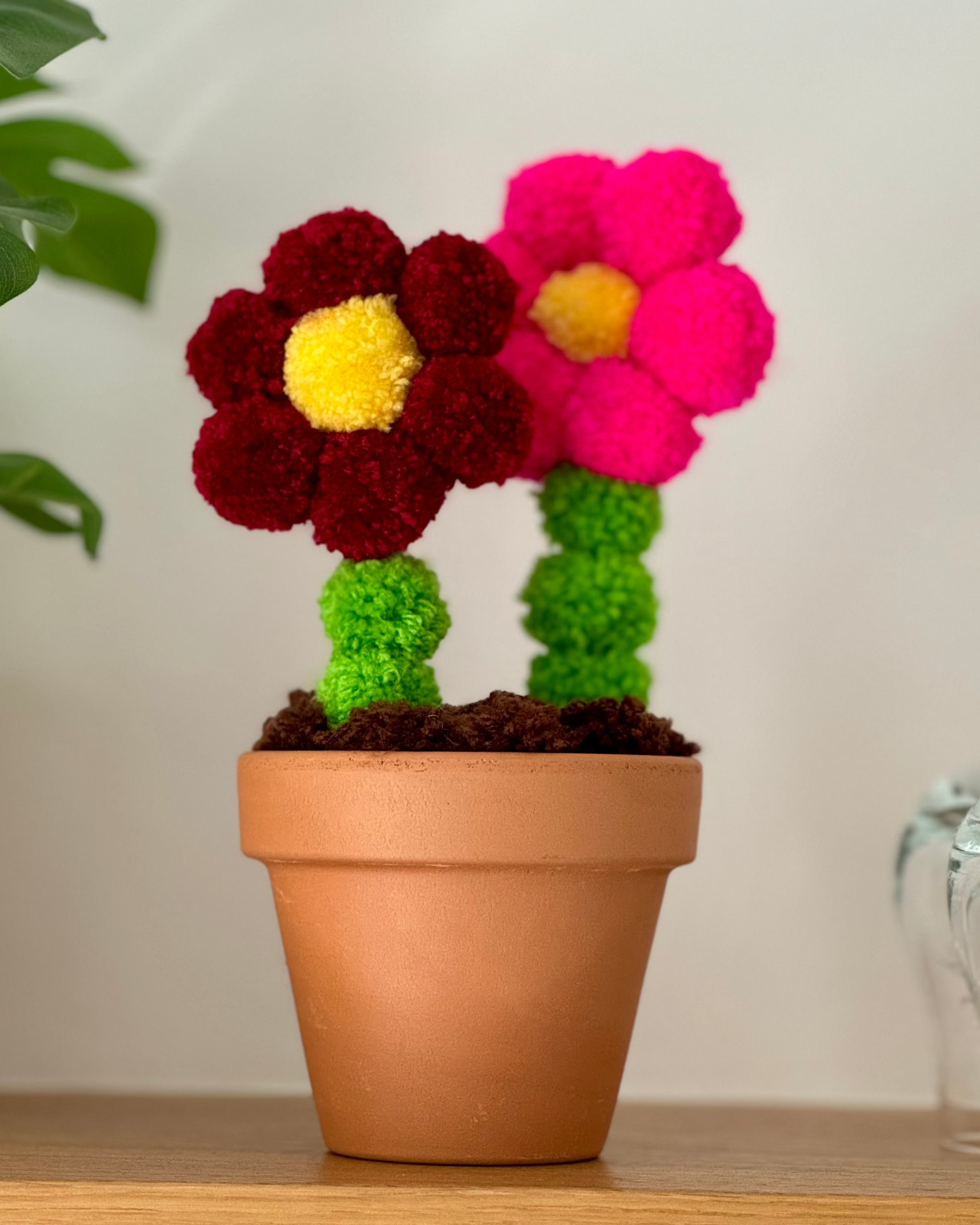 Pom pom dve roži iz cofov, na polici, steklen kozarec, kuhinja