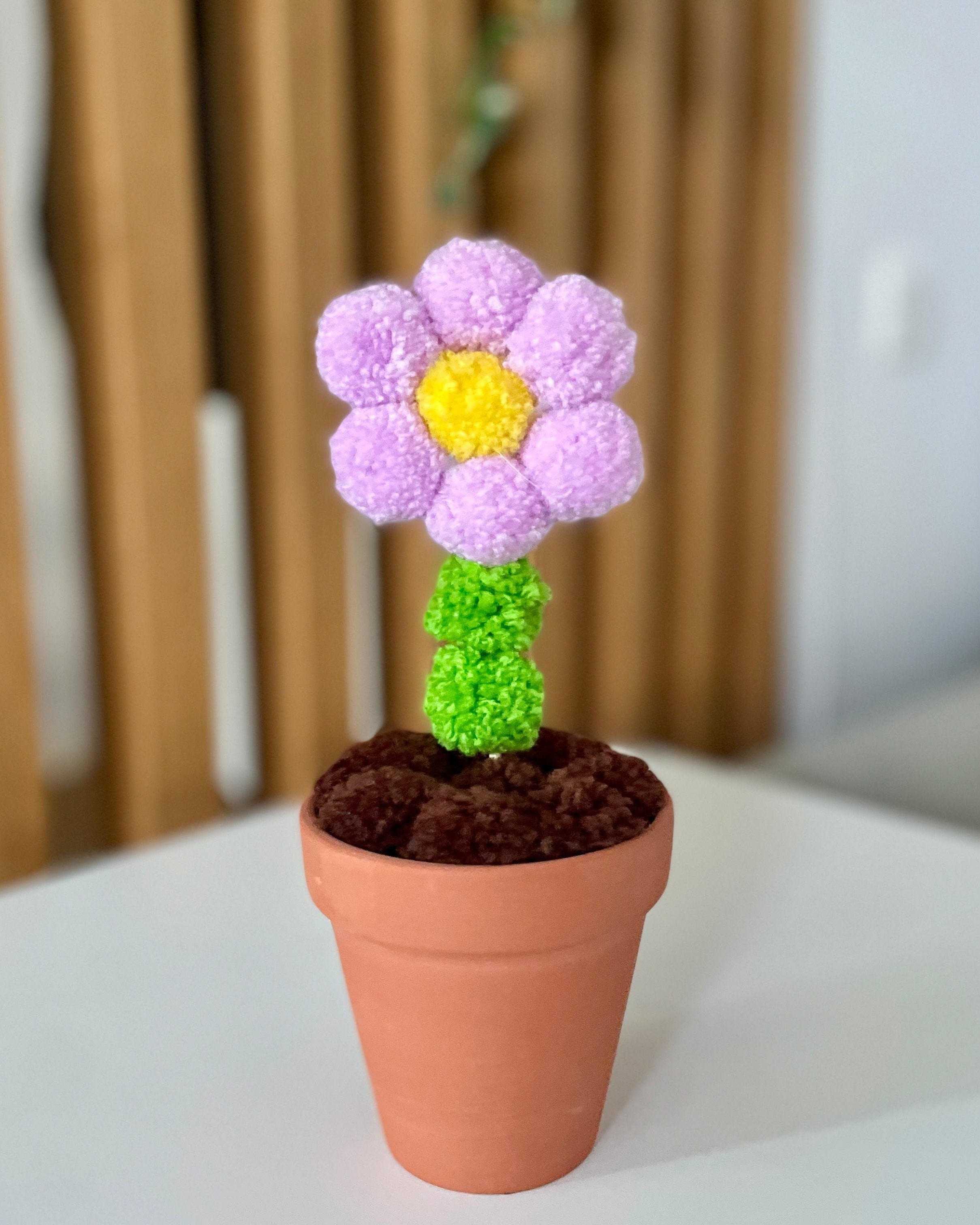 Pom pom roža iz cofov, na mizi, dekoracija, glinen lonček