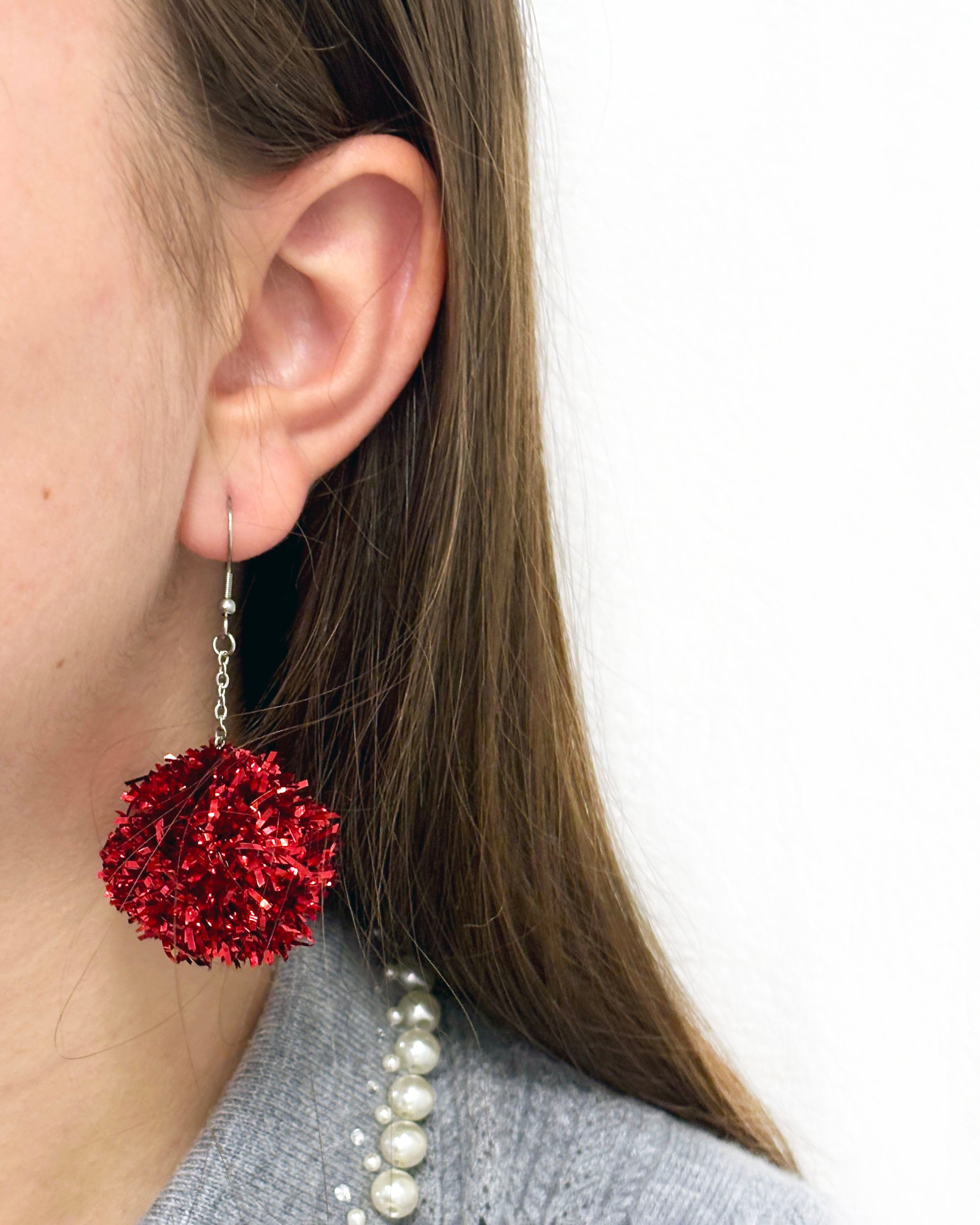 Pom pom uhani iz bleščečih trakov