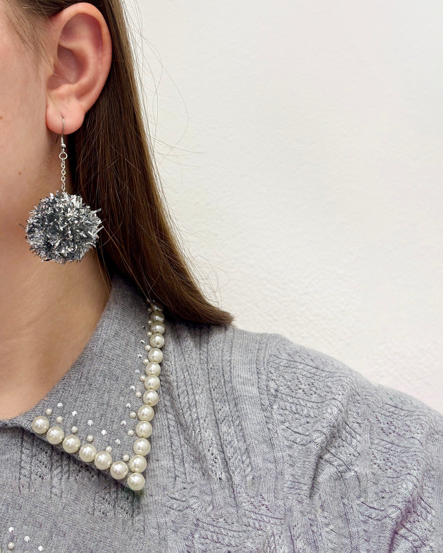 Pom pom uhani iz bleščečih trakov