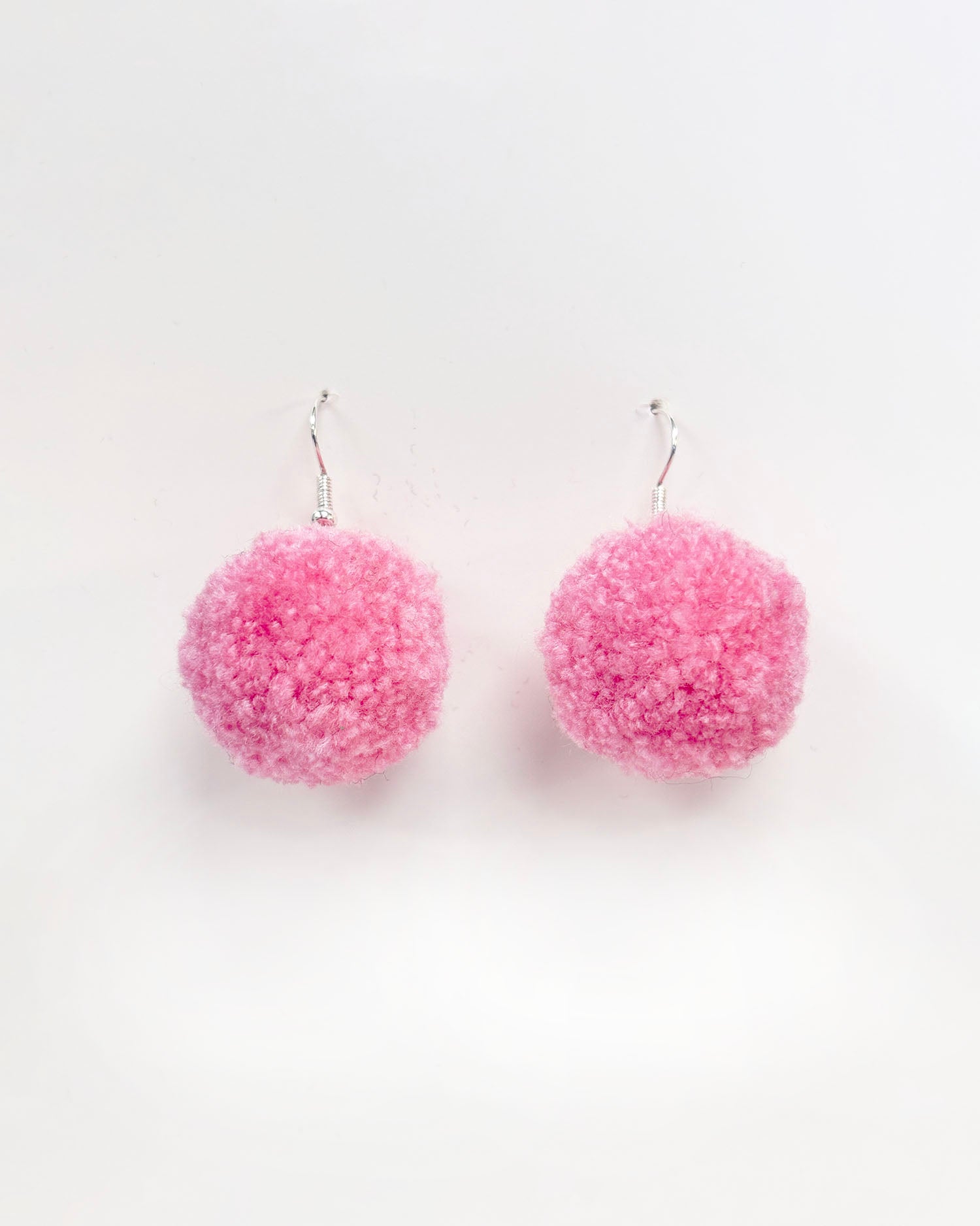 Ročno izdelani pom-pom uhani s cofom