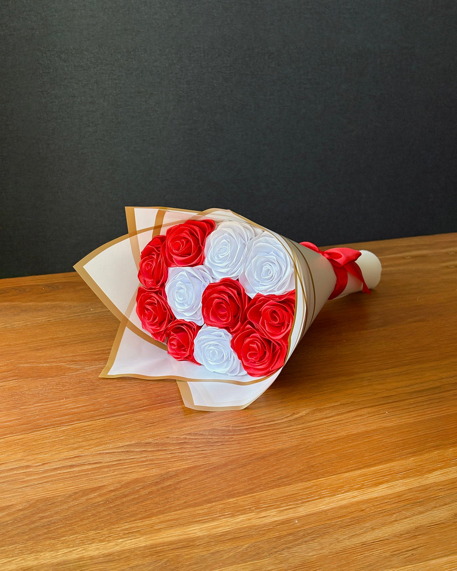 Satenast šopek - rdeča romantika