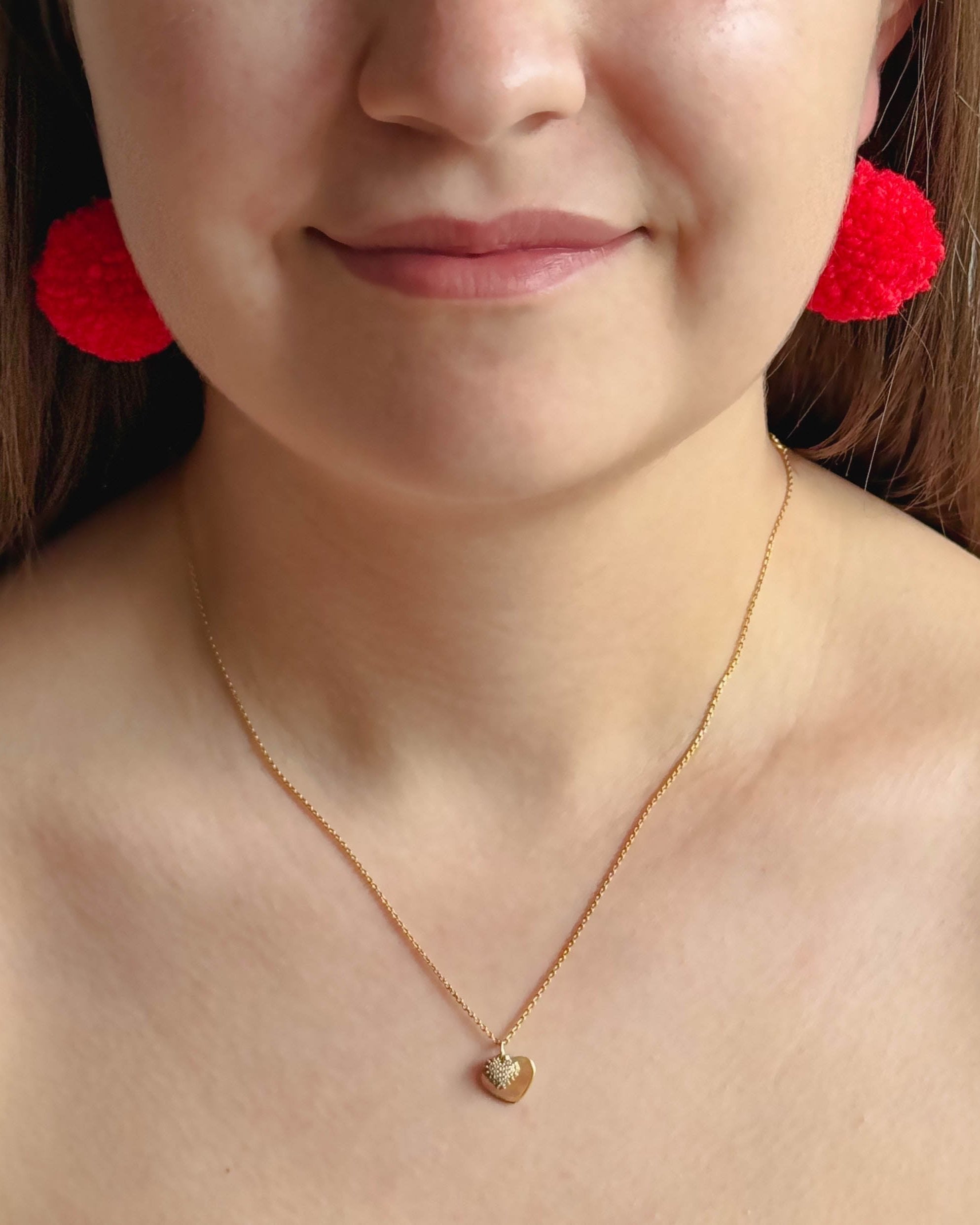 Pom pom rdeči uhani iz cofov, modni dodatek ženski, verižica.