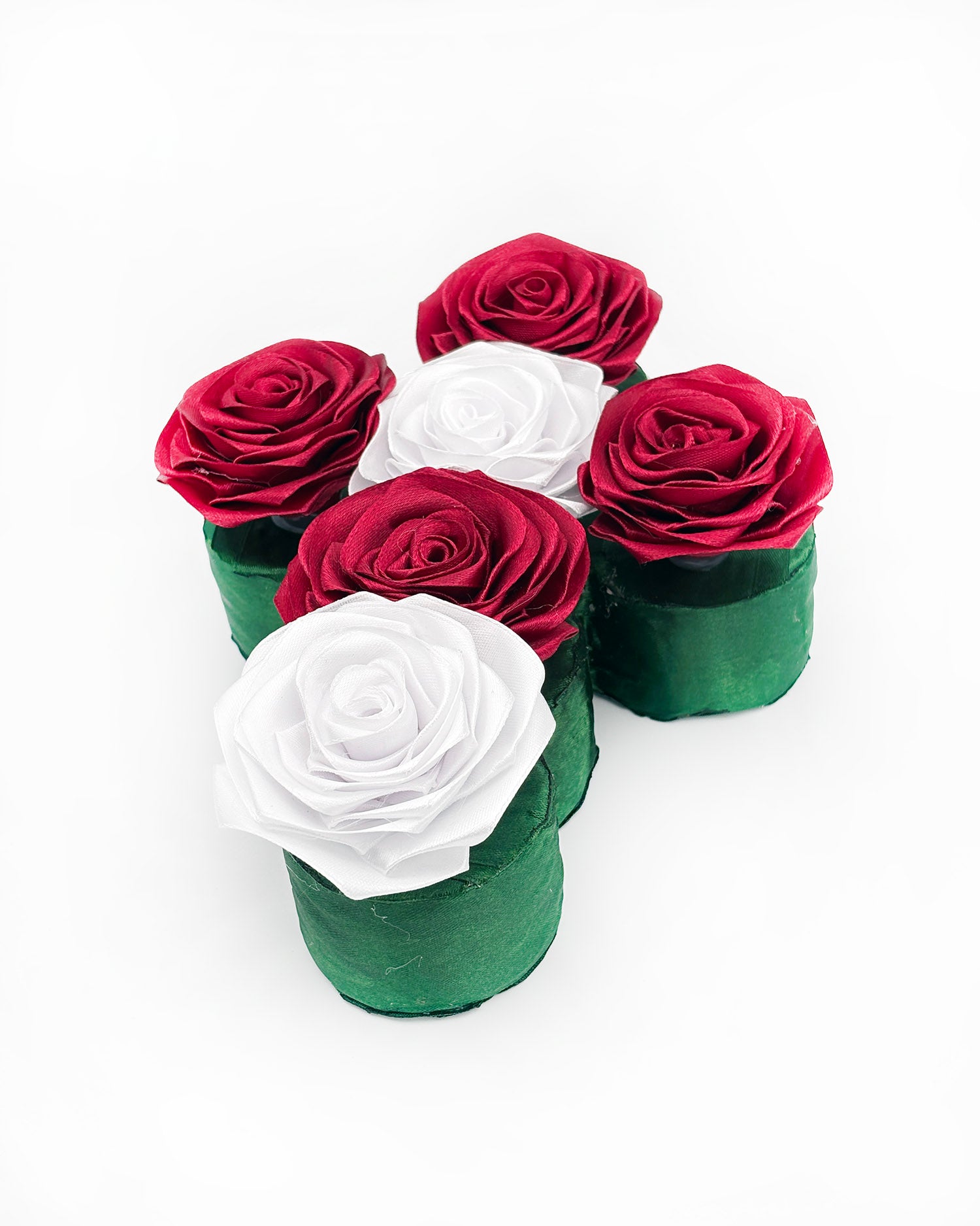 Kombinacija bordo rdeče in belih vrtnic, v obliki križa, nagrobni aranžma, z zelenim podtsvakom