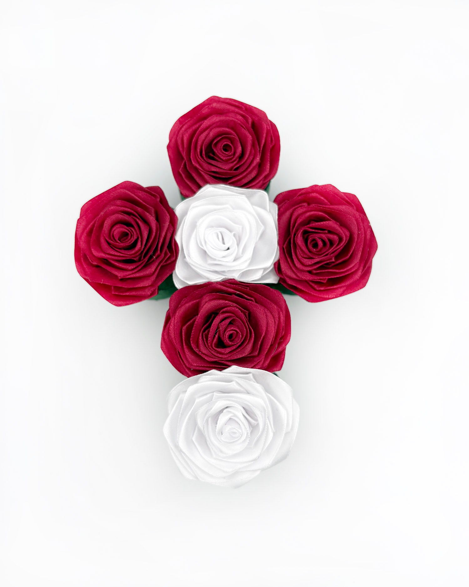 Kombinacija bordo rdeče in belih vrtnic, v obliki križa, nagrobni aranžma, z zelenim podtsvakom