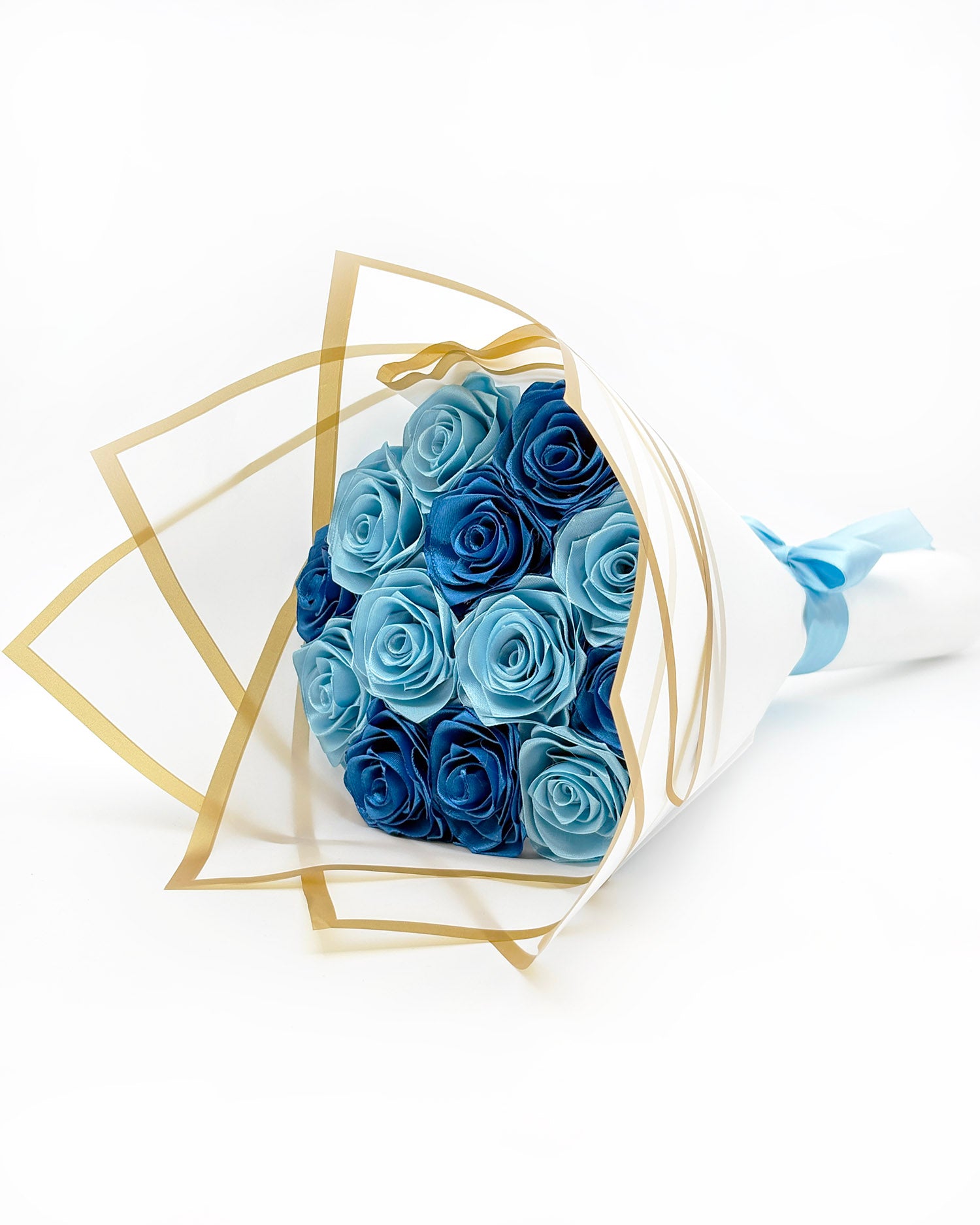 Satenast šopek vrtnic, v svetlo modri in temno modri barvi, barve oceana, zavit v bel korejski papir, z svetlo modro pentljo