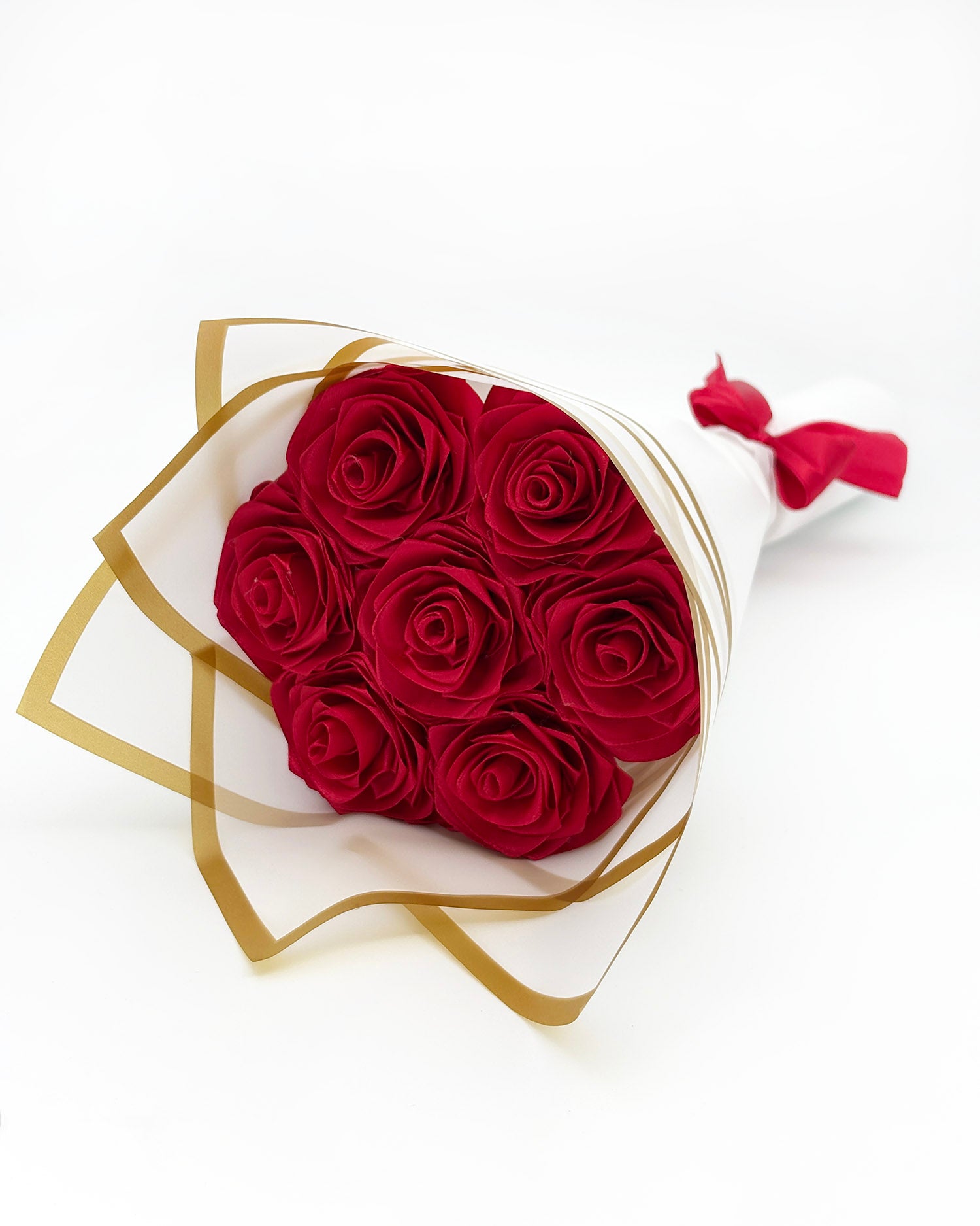 Satenast šopek, v bordo rdeči barvi, slikan od spredaj, zavit v bel eleganten korejski papir