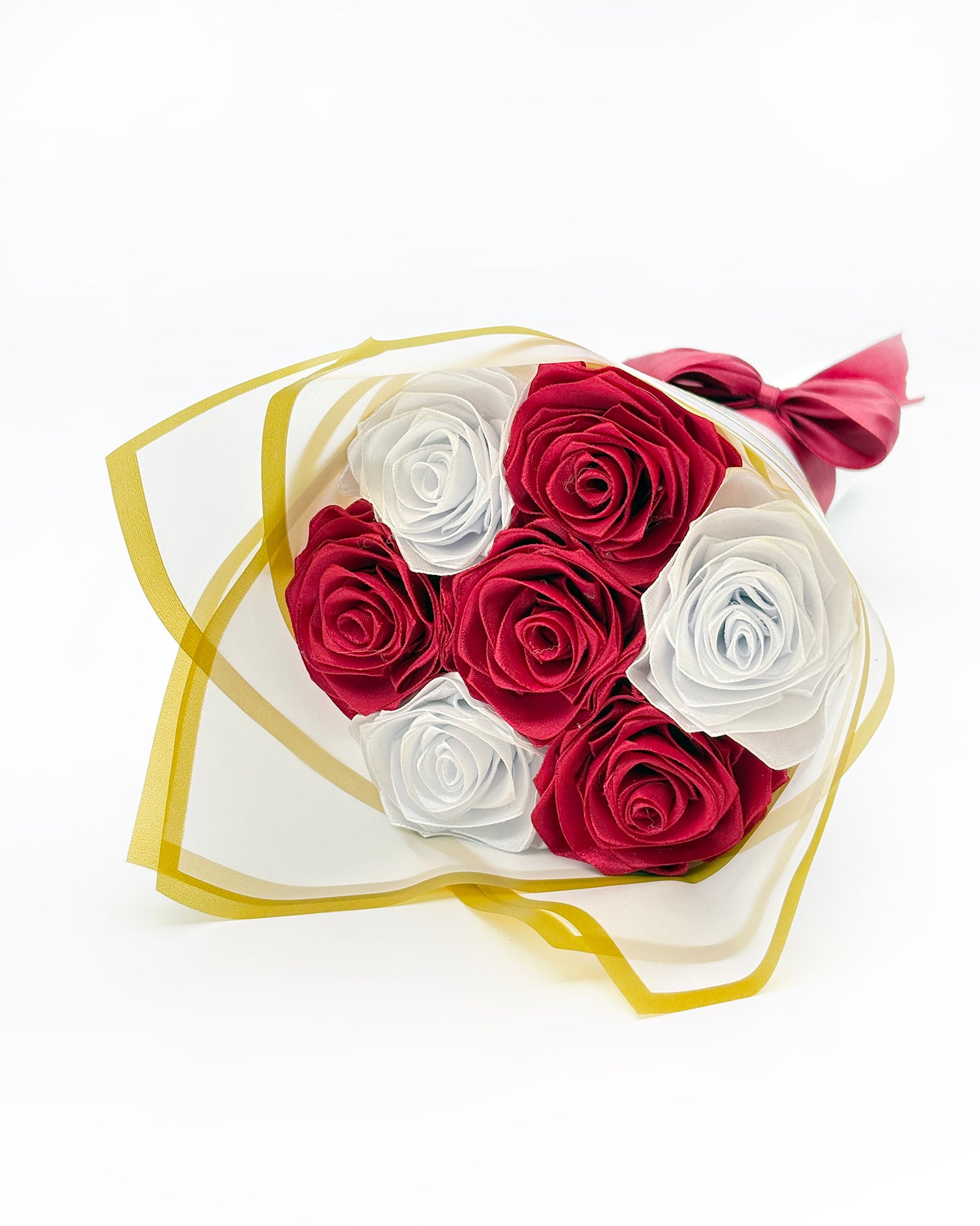 Vrtnice is satena v beli in bordo rdeči kombaniciji, zavite v bel korejski papir, z zlato obrobo ter rdečo pentljo
