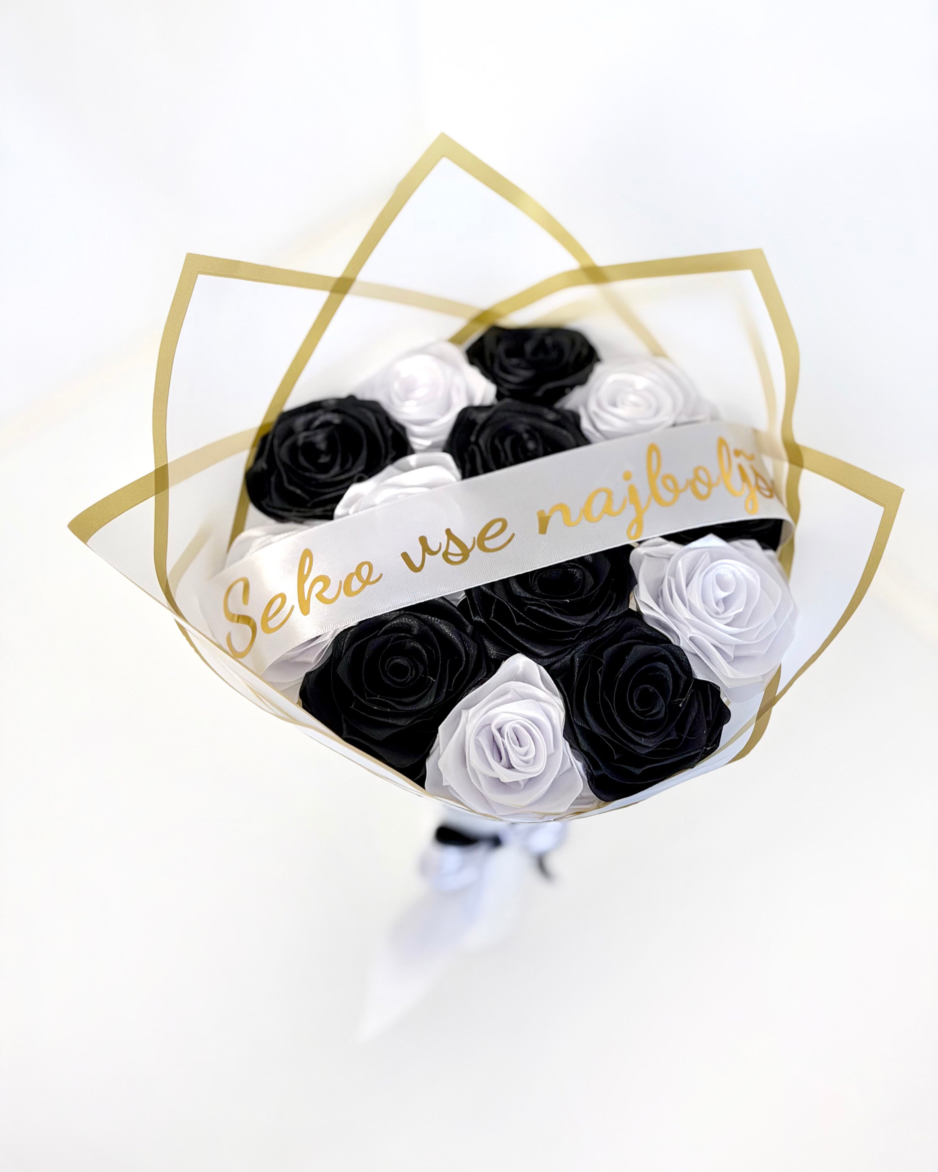 Satenast šopek, iz črnih in belih vrtnic, z zaltim napisom, seko vse najboljše, ovit v bel korejsdki papir, z zlatim robom, slikano od zgoraj