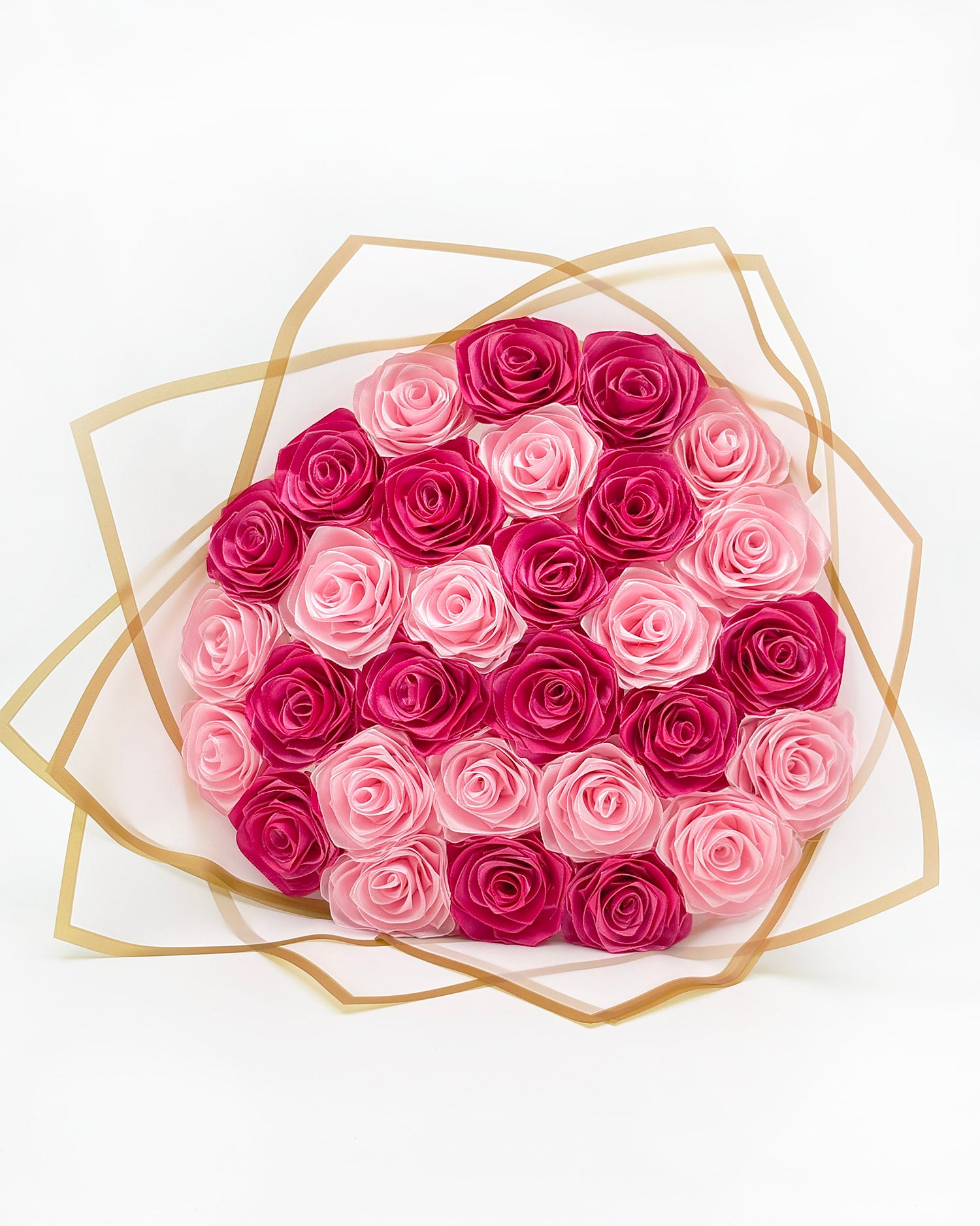 Satenast šopek roza in temno roza vrtnic, 30 vrtnic, ovite v bel korejski papir z zlato obrobo
