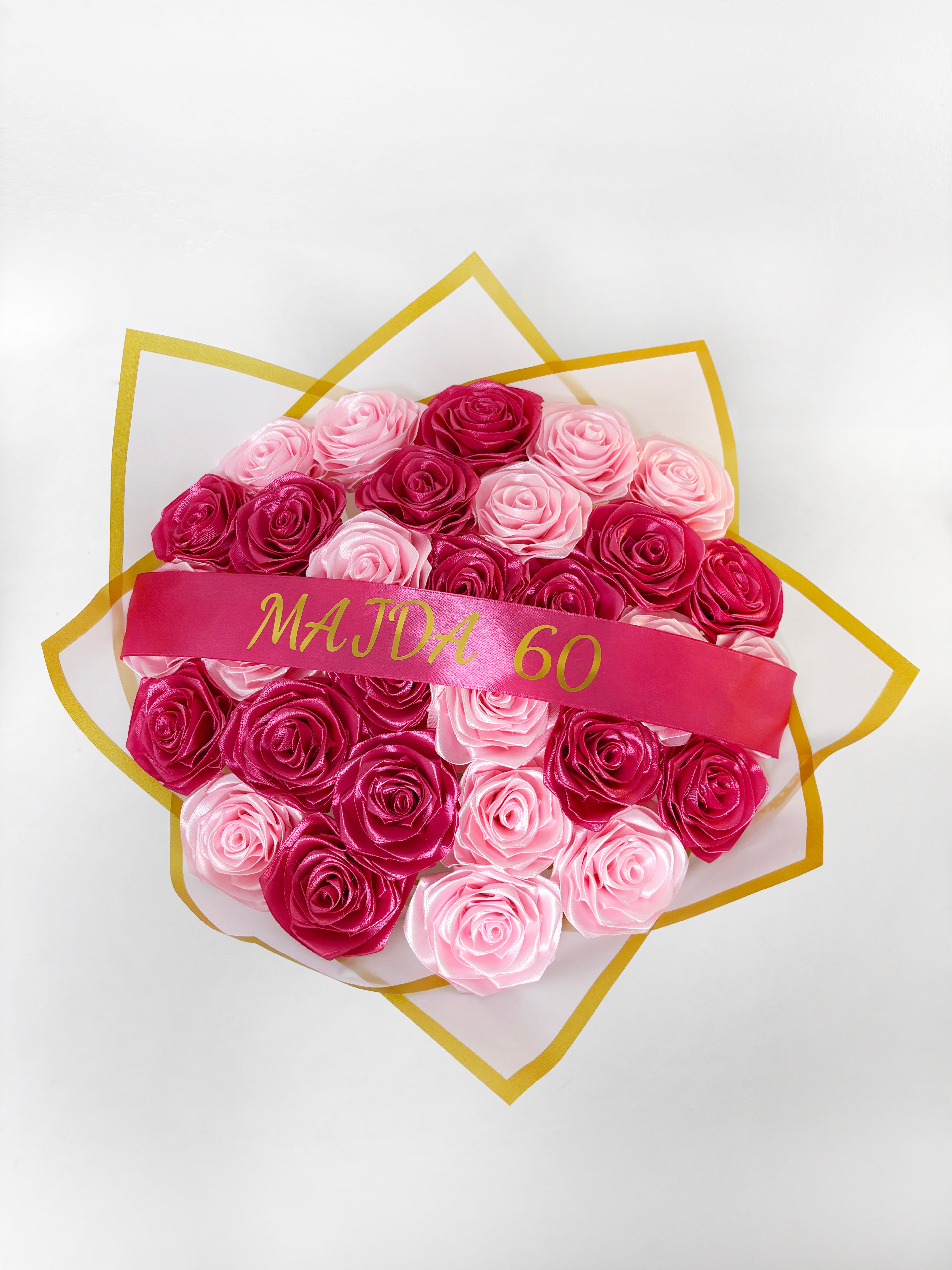 Satenast šoek, v svetlo roza in temno roza barvi, z napisom, Majda 60, ovit v bel papir