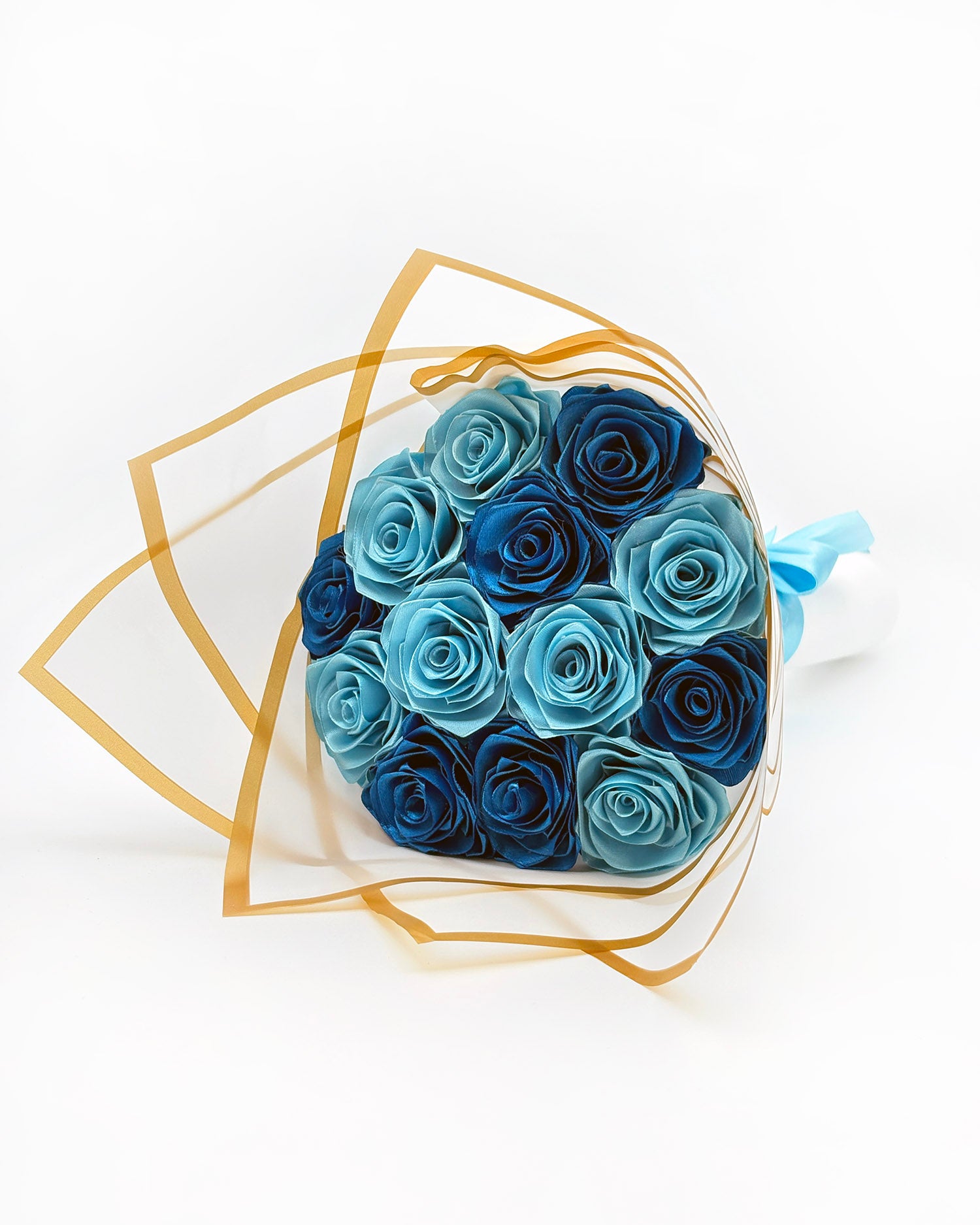 Satenast šopek vrtnic, v svetlo modri in temno modri barvi, barve oceana, zavit v bel korejski papir, z svetlo modro pentljo