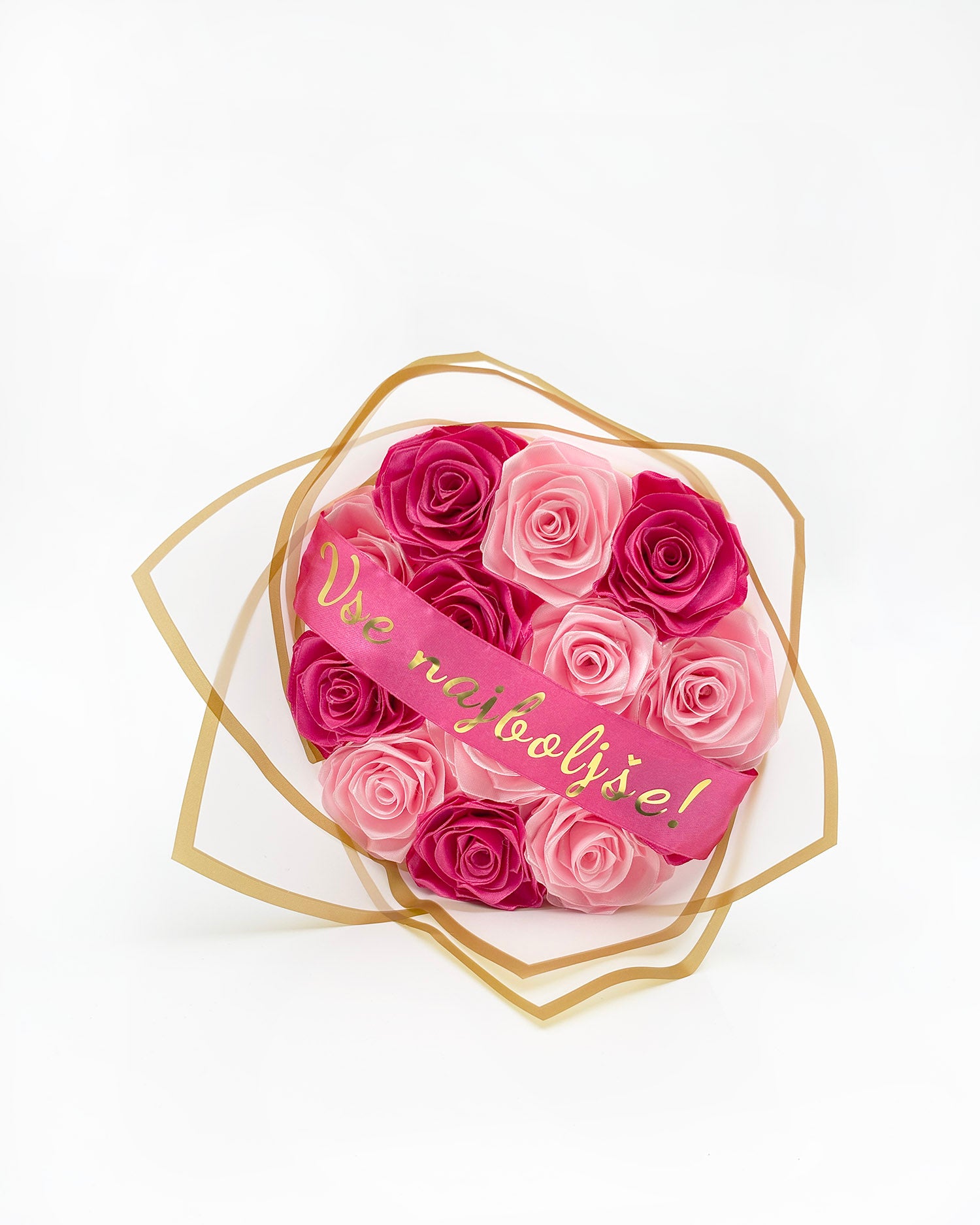 Satenast šopek vrtnic v temno roza in svetlo roza barvi z napisom vse najboljše, zavit v bel korejski papir 