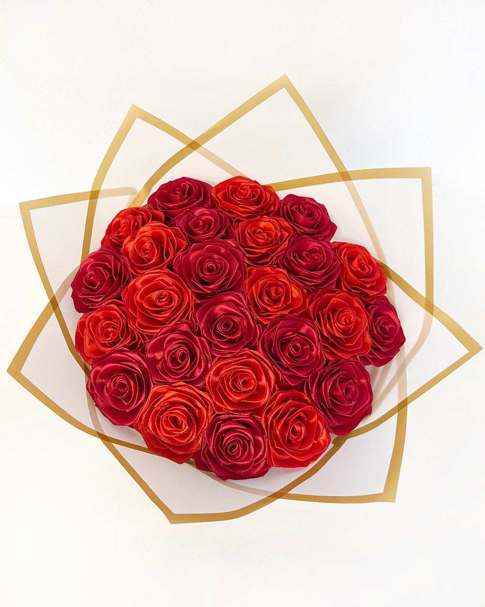 Satenaste vrtnice v bordo rdeči in rdeči barvi, zavite v bel korejski papir, 25 vrtnic