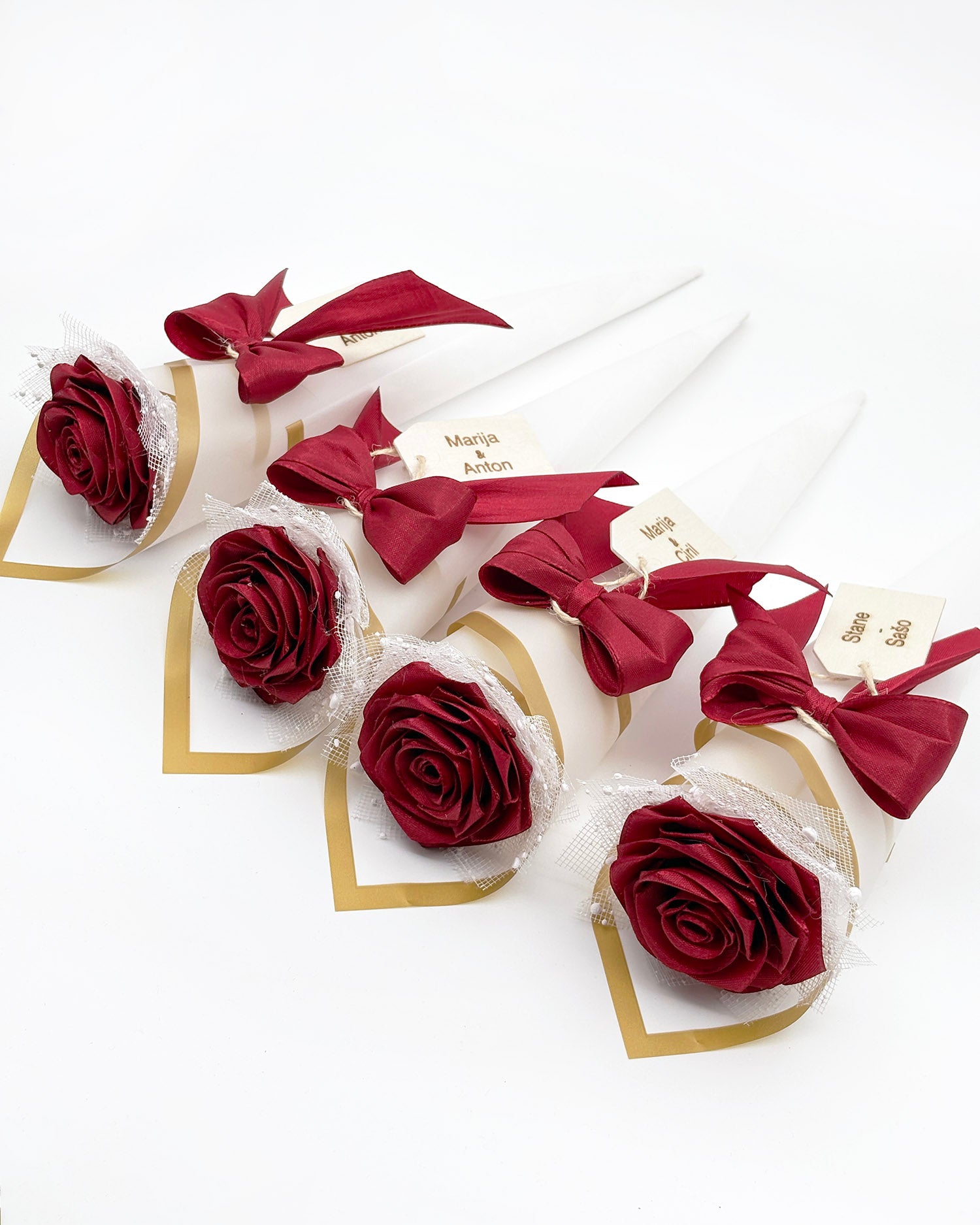 Večna satenasta vrtnica, v bordo rdeči barvi, personalizirana z imenom