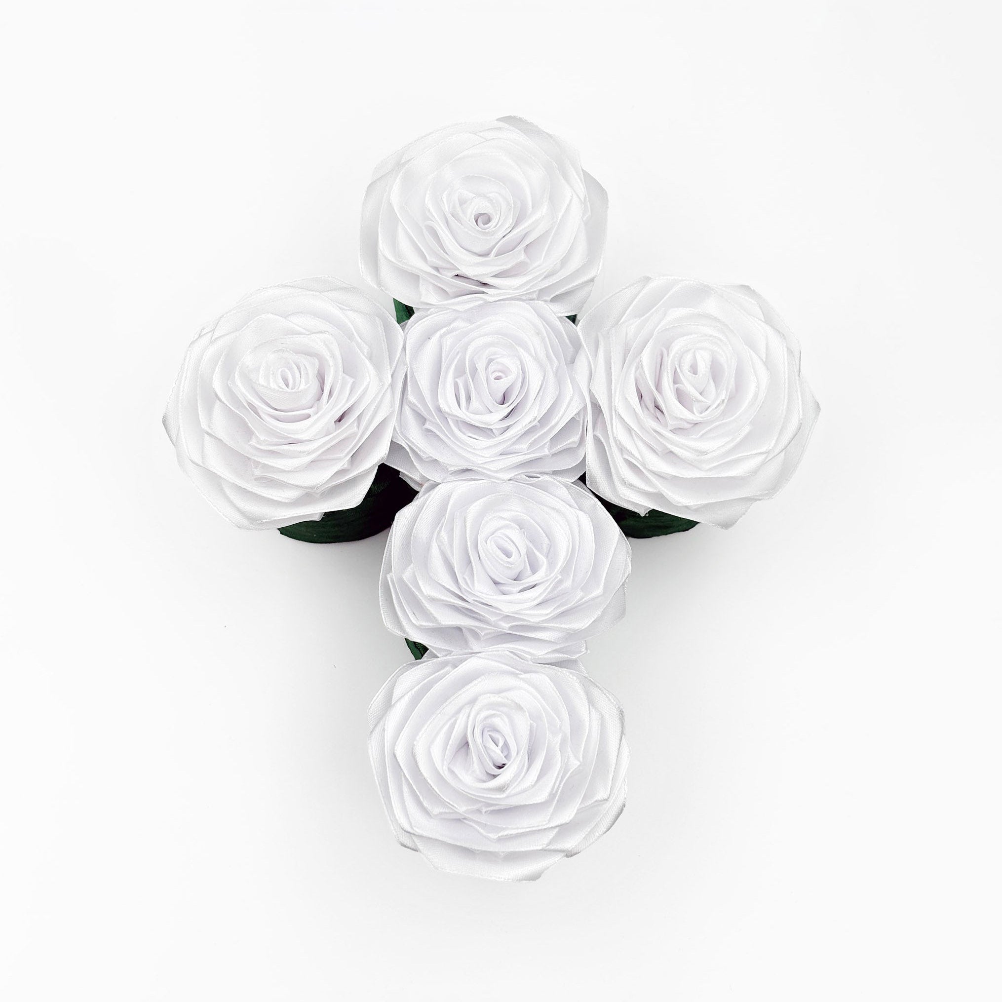 Bele vrtnice iz satena, v obliki križa, nagrobni aranžma