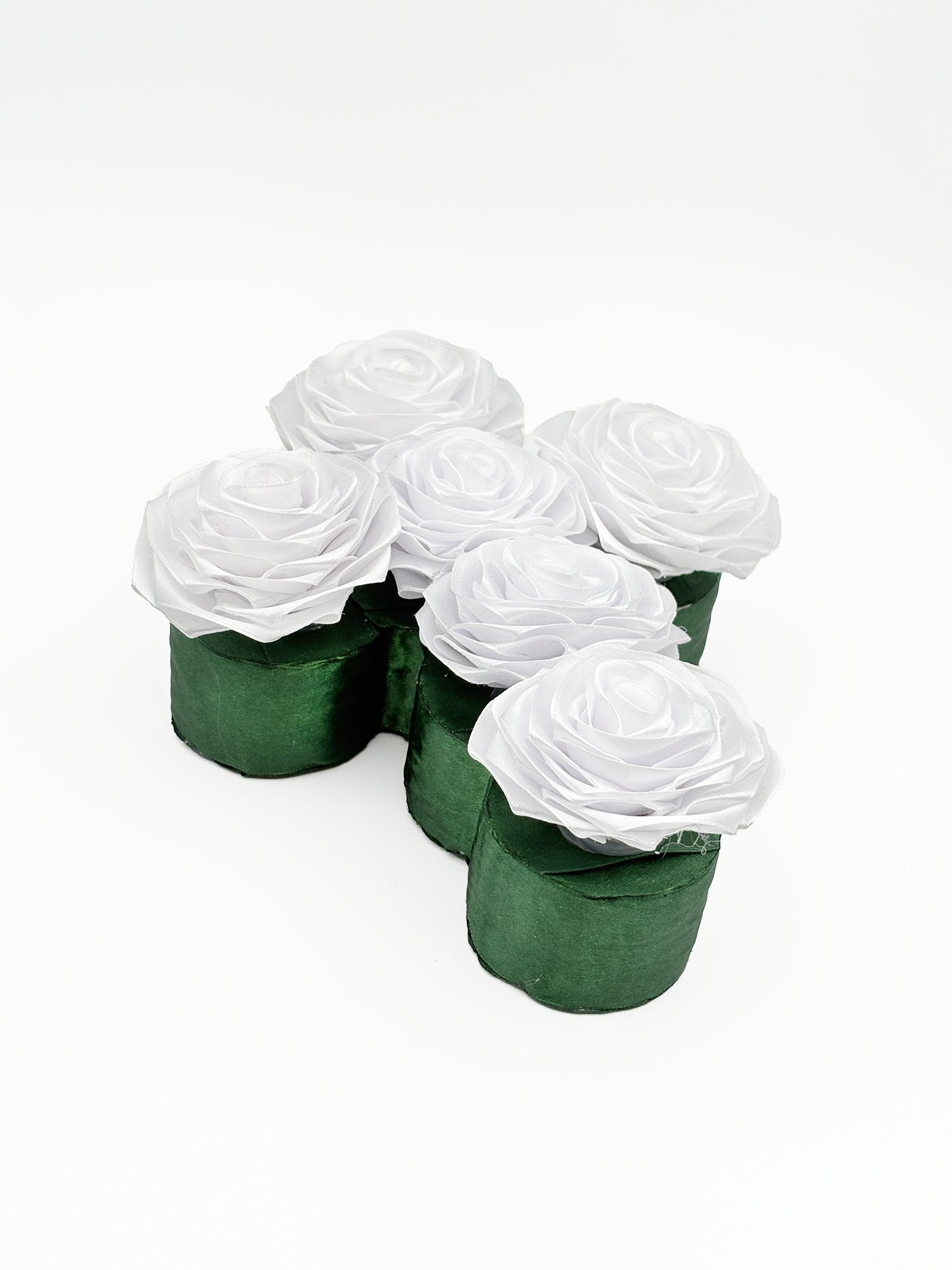 Bele vrtnice iz satena, v obliki križa, nagrobni aranžma