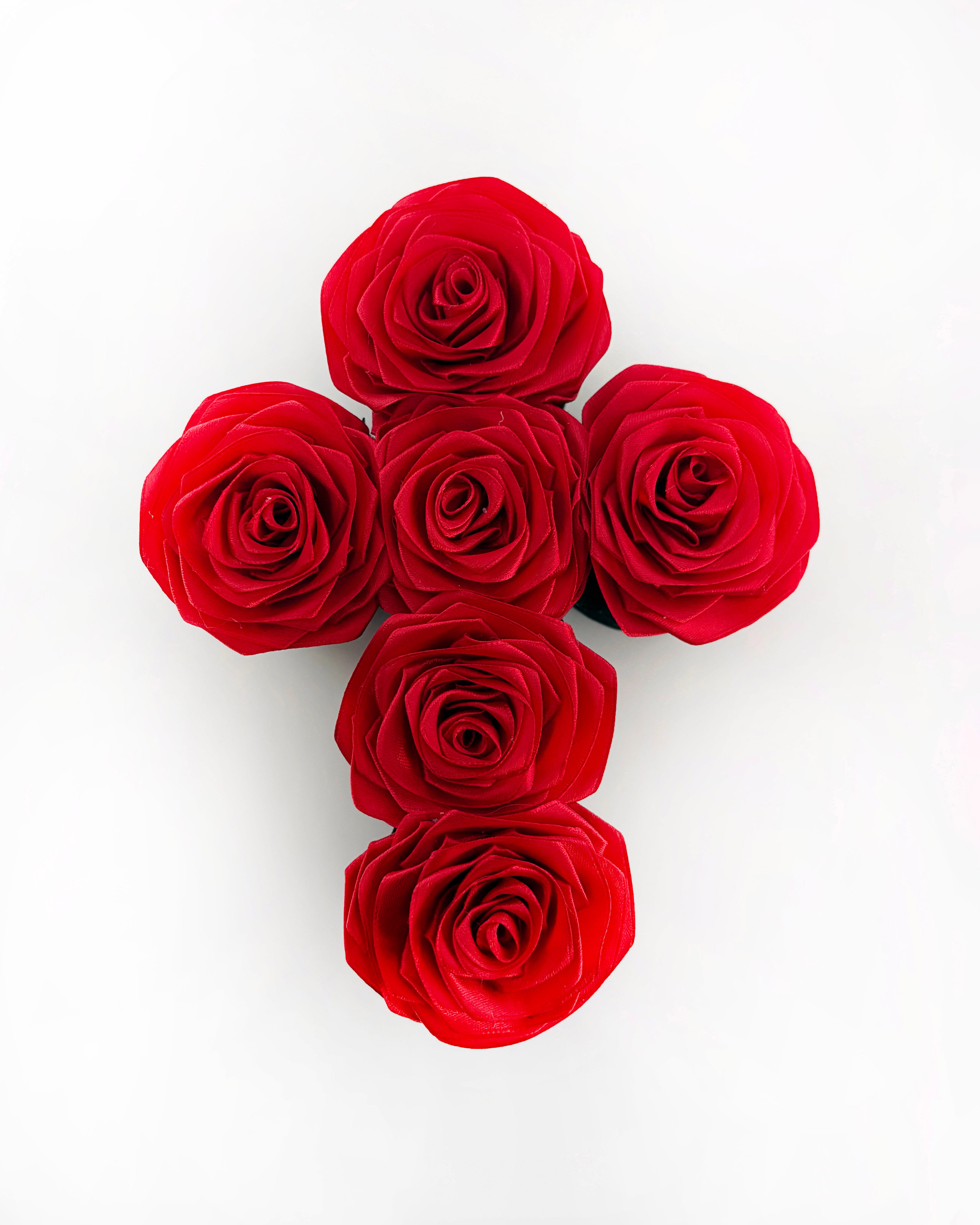 Križ iz satenastih vrtnic, v bordo rdeči barvi, slikan od zgoraj, nagrobni aranžma
