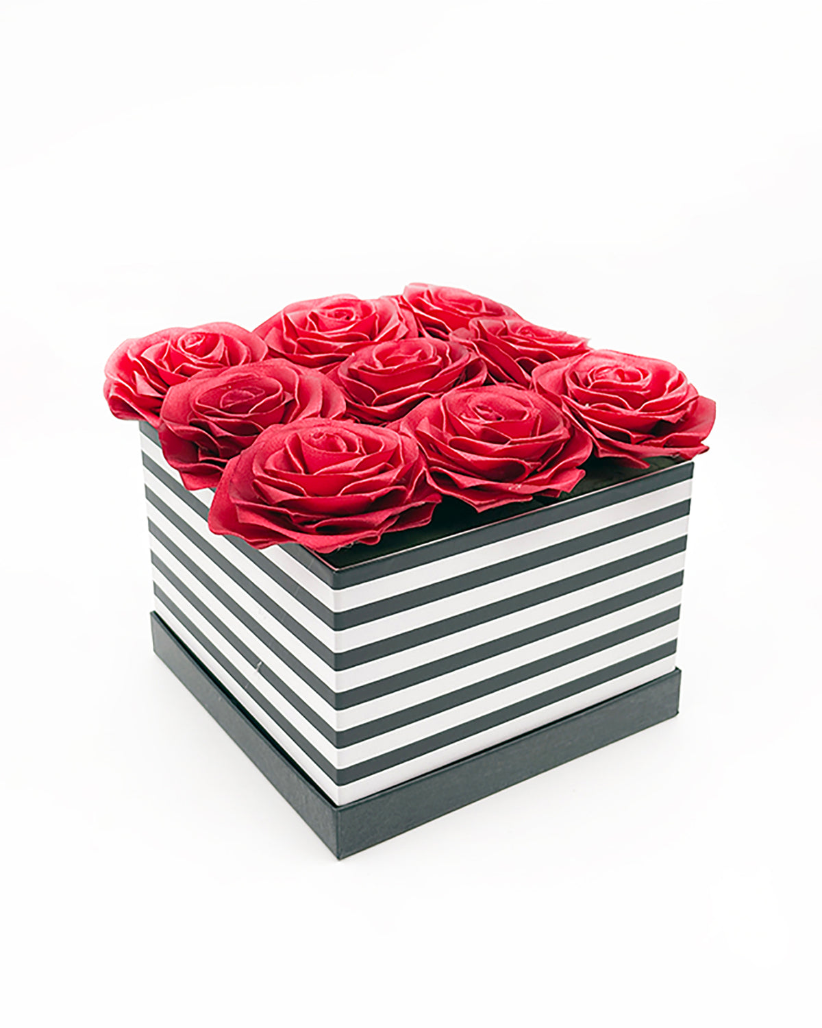 Flower box z vrtnicimi, bordo rdeče barve v škatli