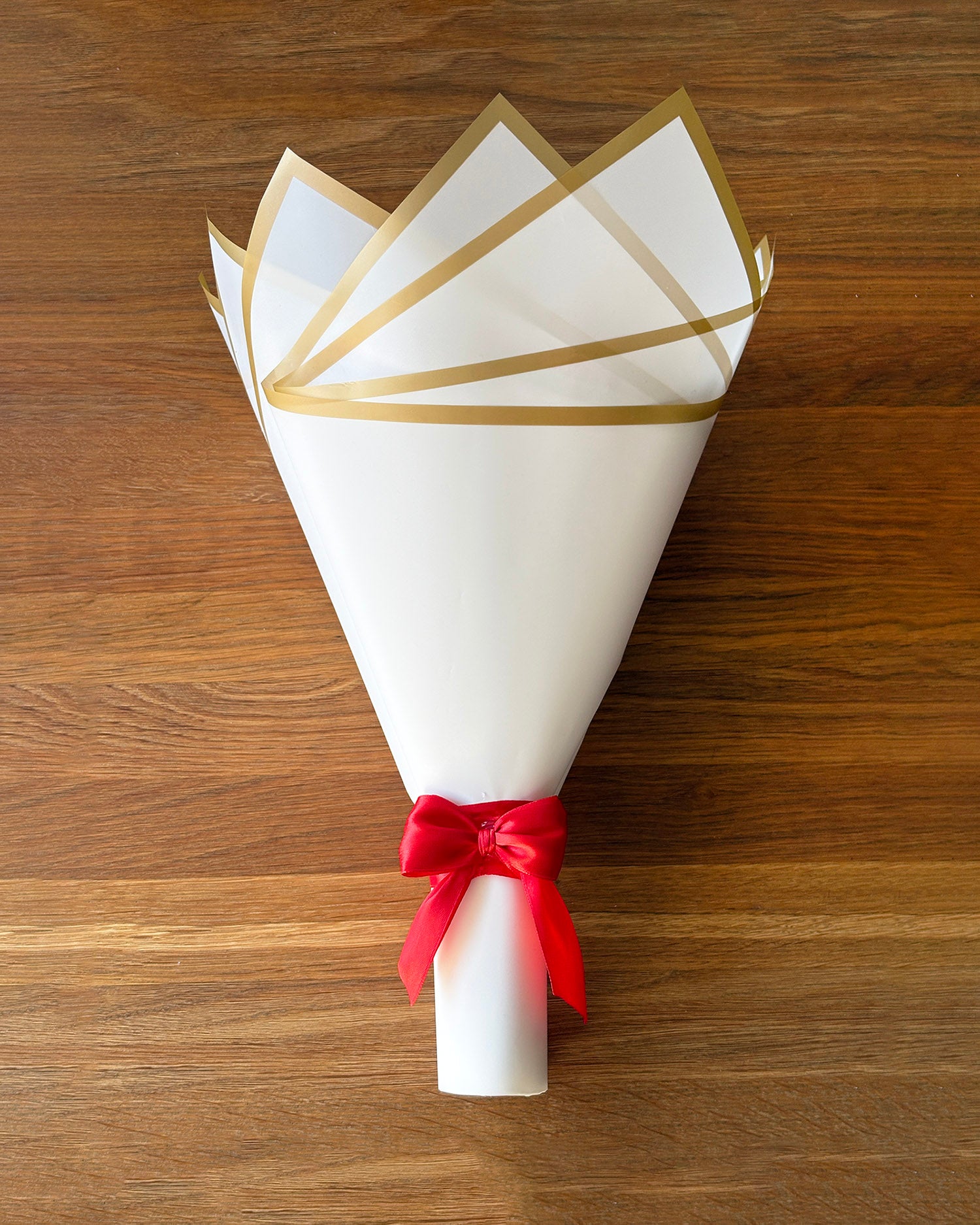 Zavit šopek v bel ovijalni papir na mizi
