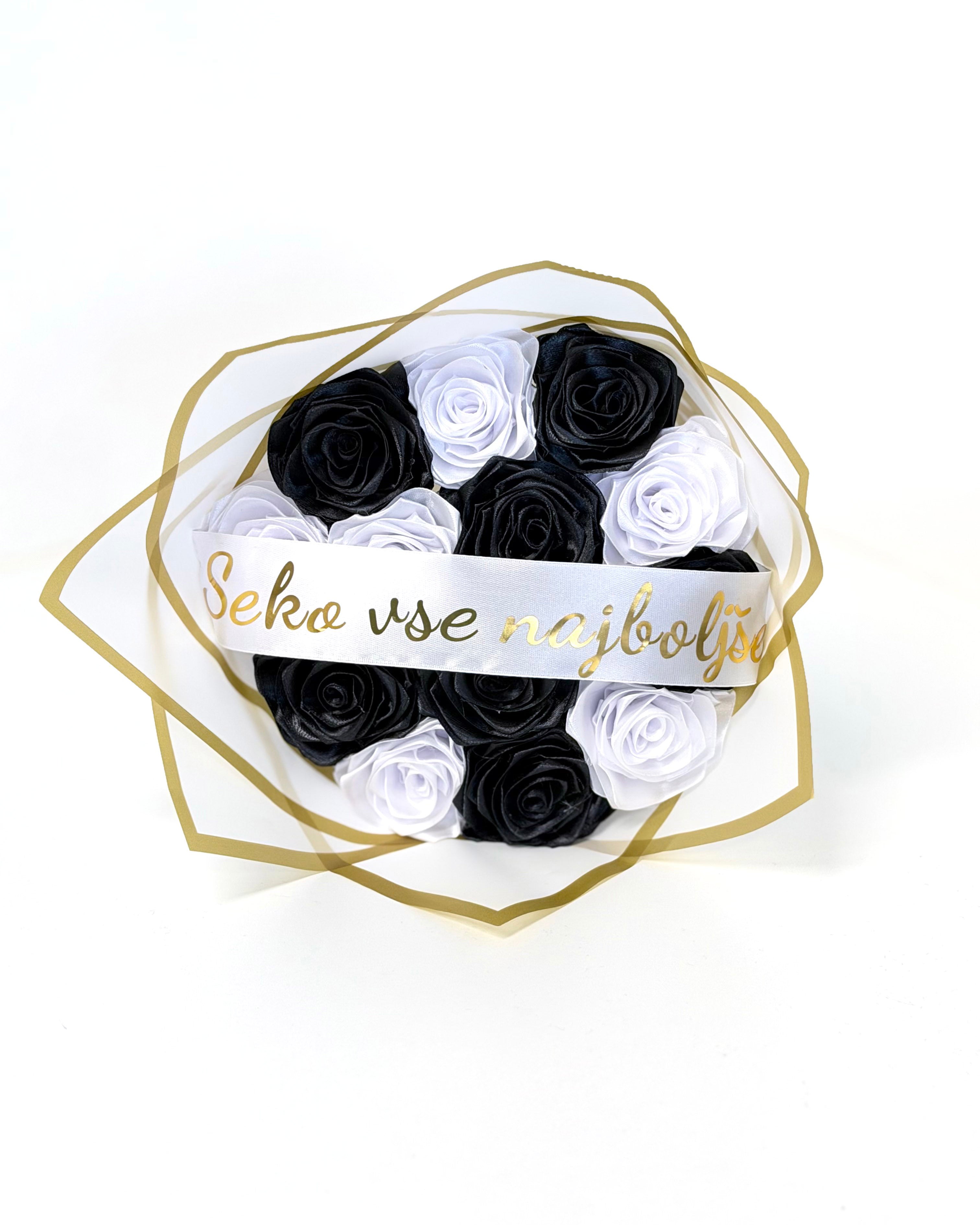 Satenast šopek, iz črnih in belih vrtnic, z zaltim napisom, seko vse najboljše, ovit v bel korejsdki papir, z zlatim robom, slikano od spredaj