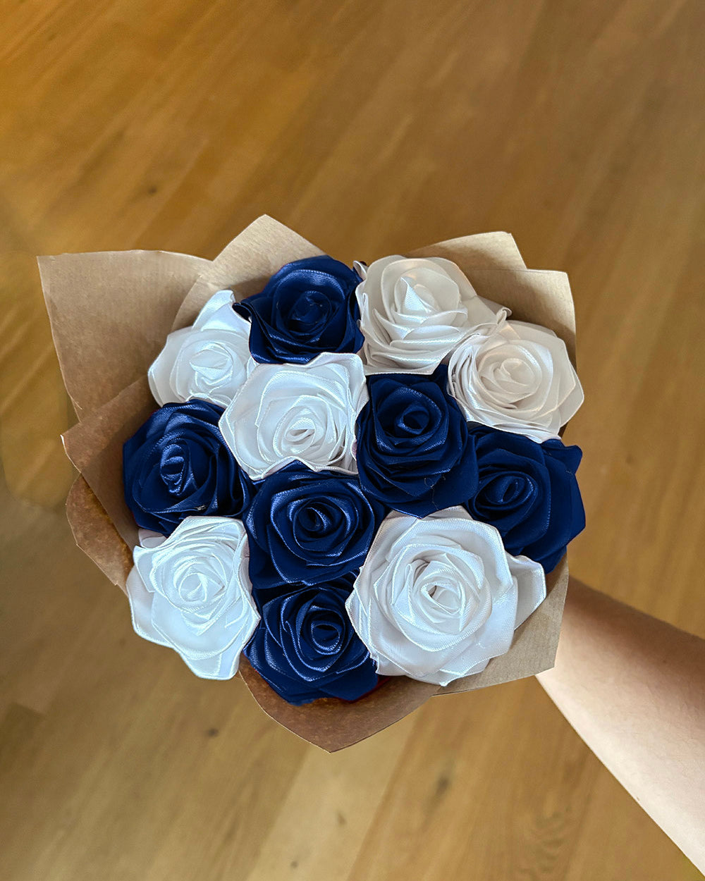 Satenast šopek - moder sijaj