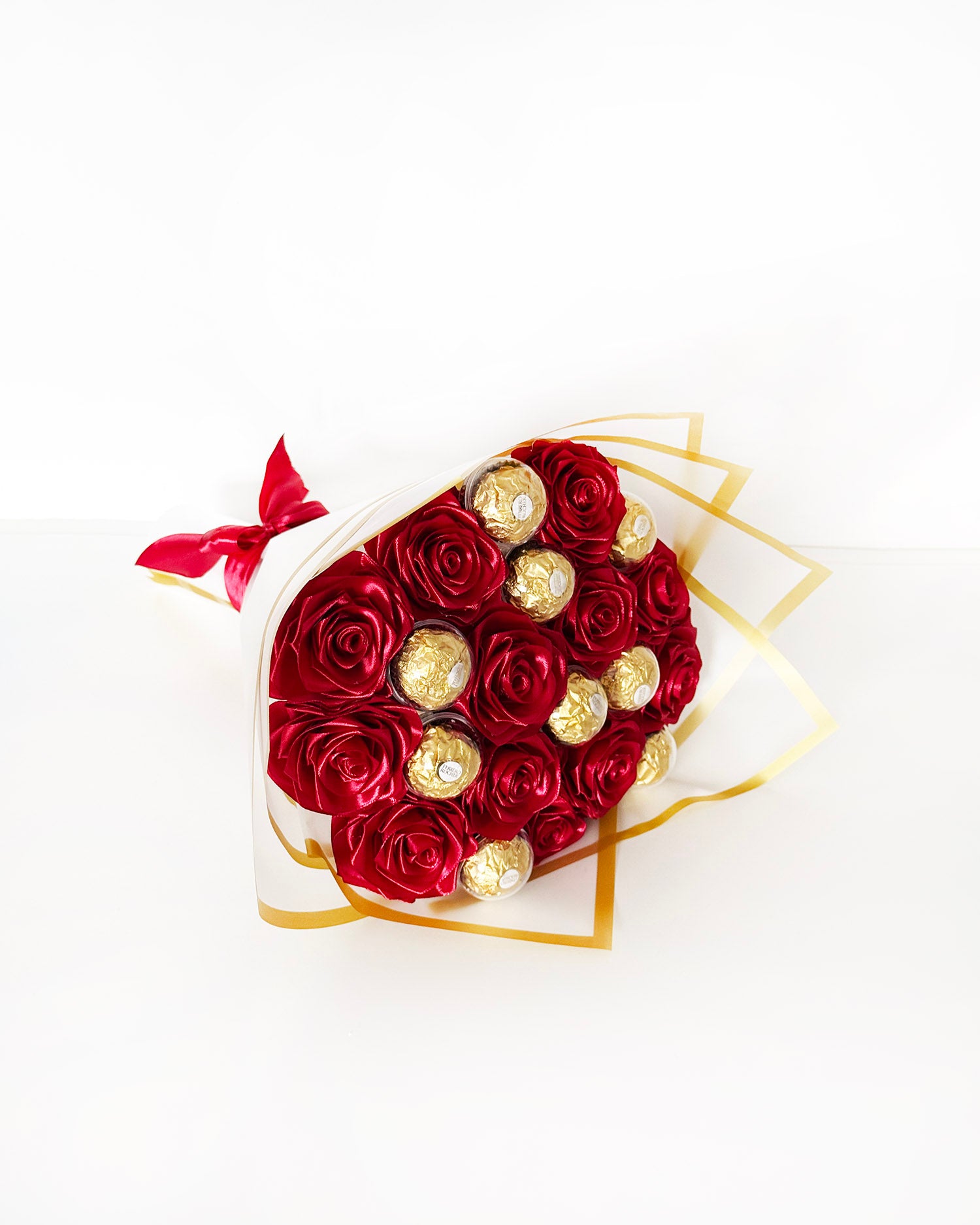 Šopek vrtnic iz satena v bordo rdeči barvi s ferrero rocherjem.
